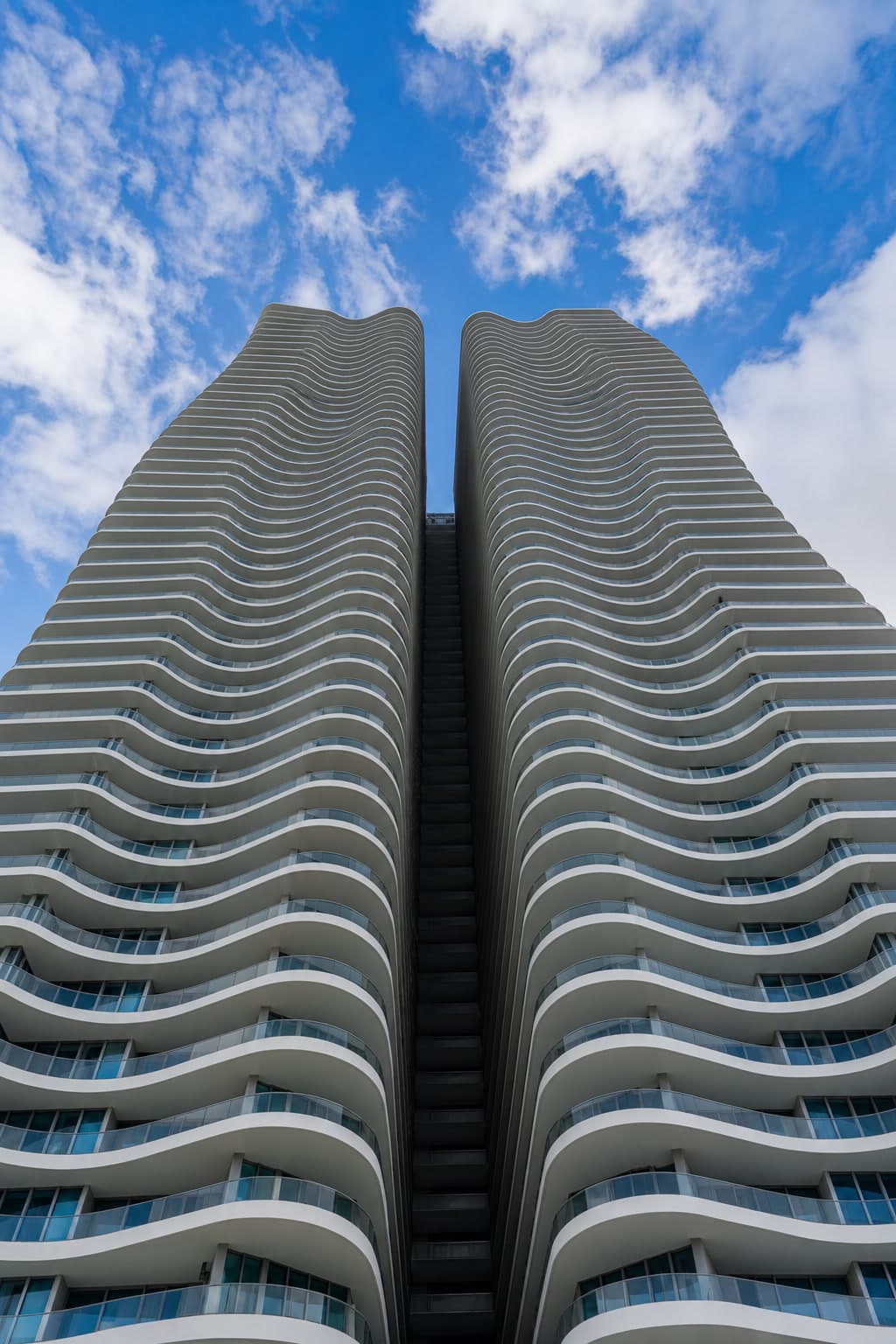 Torres de gran altura con balcones ondulados en Ciudad de Panamá, vista en contrapicado