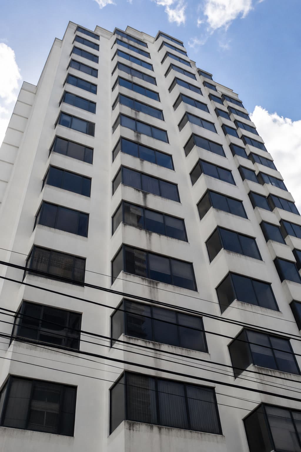 PH Dos Mares, fachada blanca con ventanales en Ciudad de Panamá