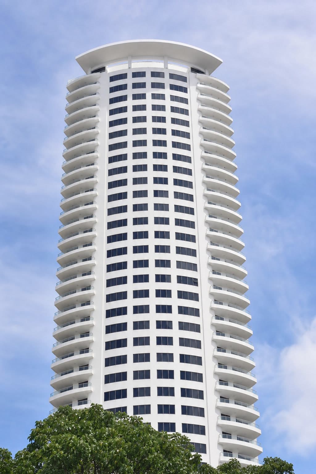 PH Joy Tower, torre blanca curva de gran altura en Ciudad de Panamá