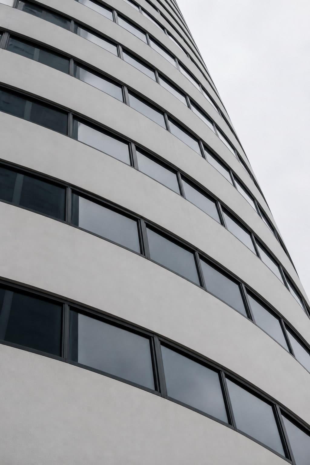 Fachada curva de un edificio alto, superficie exterior en Ciudad de Panamá